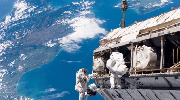 Uzay istasyonundaki astronotlar tehlikede: Rus uydusu 100 parçaya ayrıldı