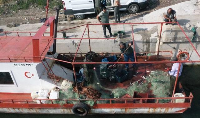 Van Gölü'nde balıkçılar inci kefali avına başladı