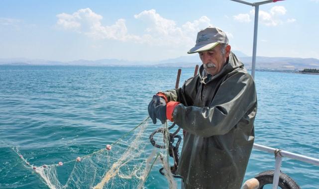 Van Gölü'nde balıkçılar inci kefali avına başladı