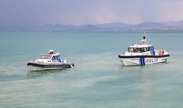 Van Gölü'nde deniz polisi devriyesi