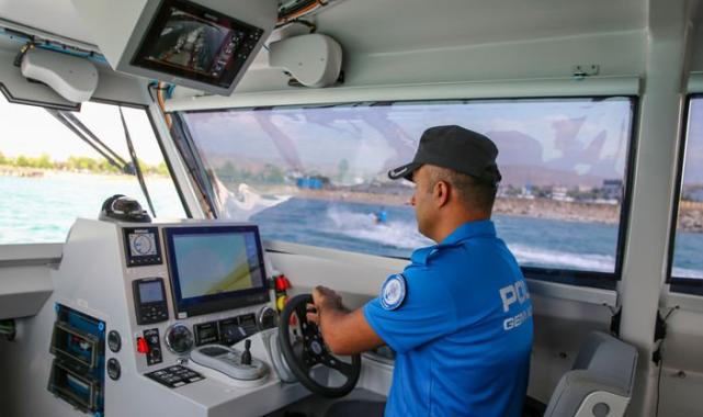 Van Gölü'nde deniz polisi devriyesi