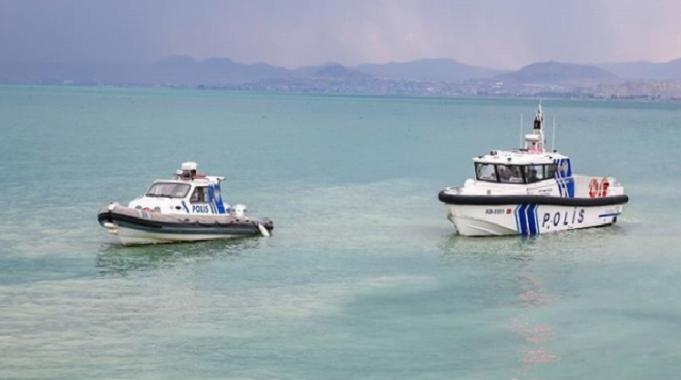 Van Gölü&#039;nde deniz polisi devriyesi