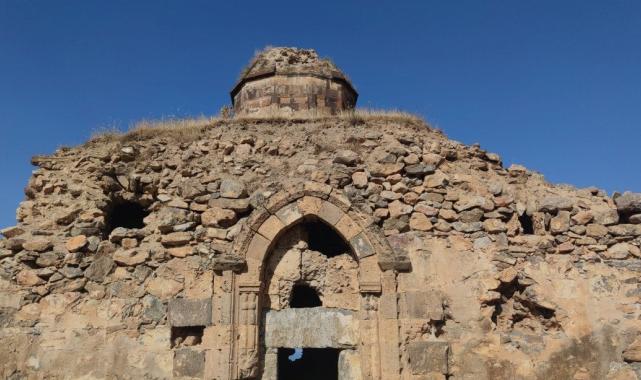 Van'da kaçak kazı yapanlar tarihi kiliseyi tahrip etti