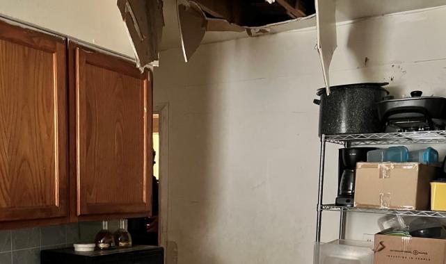 ABD’de cinayet şüphelisi, saklandığı tavan arasından düştü