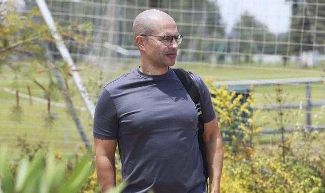 Alex de Souza cevapladı: Sen mi, Hagi mi?