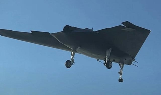 ANKA III iniş takımlarını havada kapattı