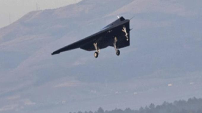 ANKA III iniş takımlarını havada kapattı