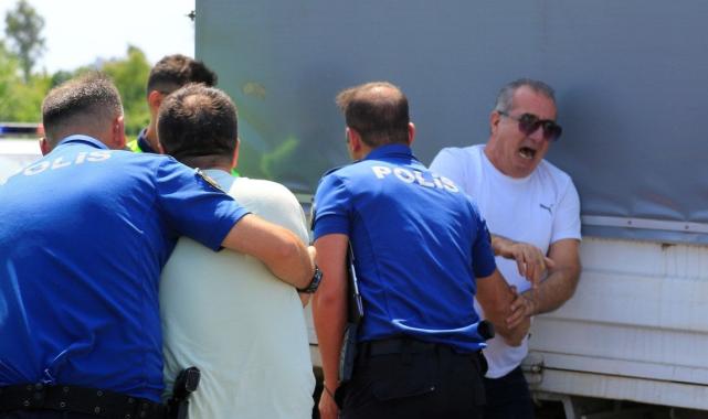 Antalya'da motosiklet, kamyonetin altına girdi