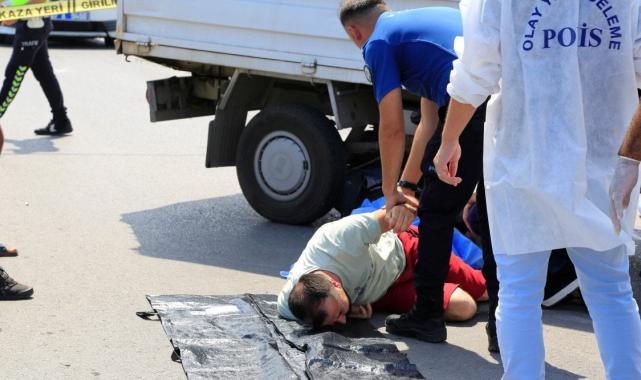 Antalya'da motosiklet, kamyonetin altına girdi
