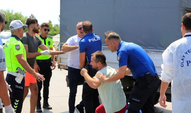 Antalya'da motosiklet, kamyonetin altına girdi