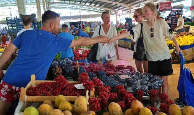 Antalya'da pazarcılar Rusça öğrenmeye başladı