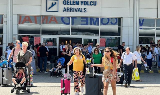 Antalya'da turist trafiği: Hava yoluyla gelen turist sayısı 100 milyonu aştı