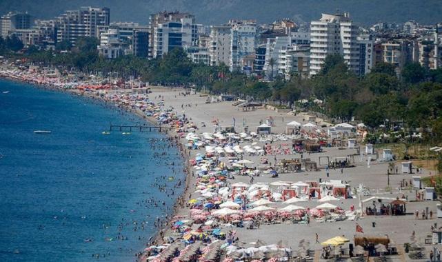 Antalya'da turist trafiği: Hava yoluyla gelen turist sayısı 100 milyonu aştı