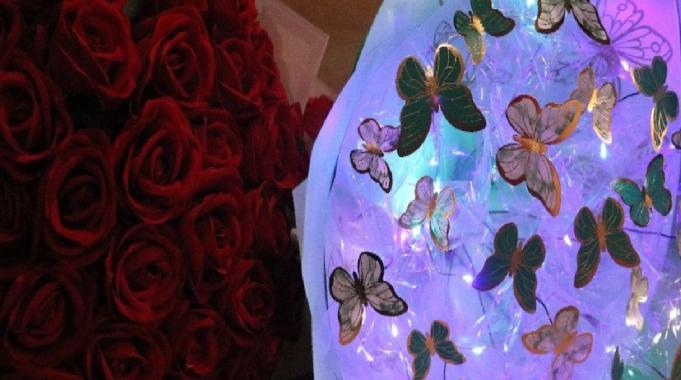 Çiçekçiler sosyal medya akımına uydu: Gül buketi yerine led ışıklı buket