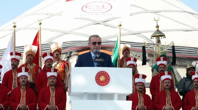 Cumhurbaşkanı Erdoğan Ahlat'tan seslendi... Bu toprakların emanetçisi değilk, asıl sahipleriyiz