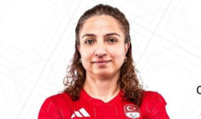 Emine Seçkin madalya için Paris'te