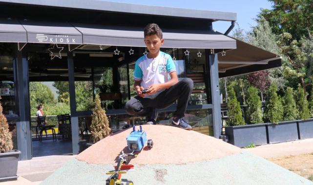 Eskişehir'in küçük mucidi: Kendisine elektrikli oyuncaklar yapıyor