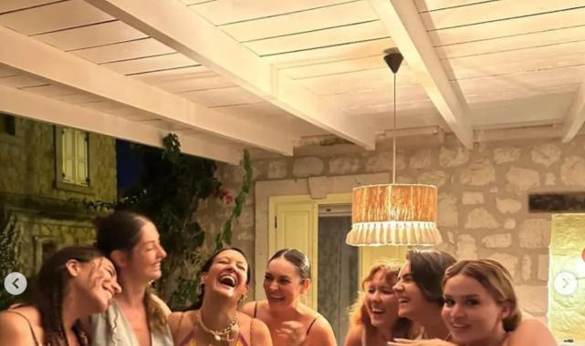 Ezgi Mola'dan yakın arkadaşı Gupse Özay'a gündem olan doğum günü hediyesi! Tam altın taktı