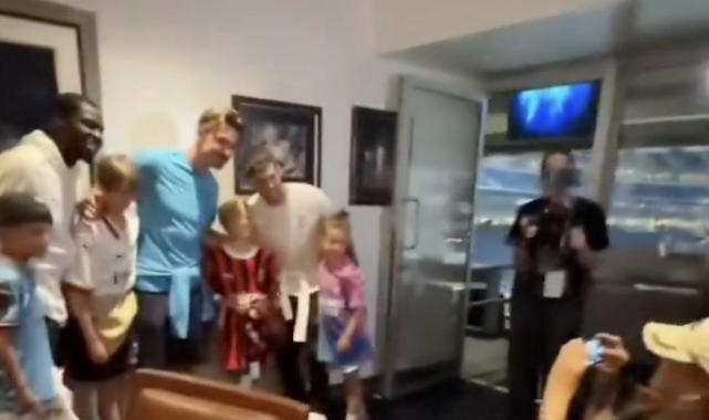 Futbolcu hayranı çocuk tanımadığı Rihanna'dan fotoğraf çekmesini istedi