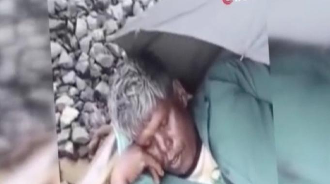 Hindistan'da raylarda uyuyakalan adam ölümden döndü
