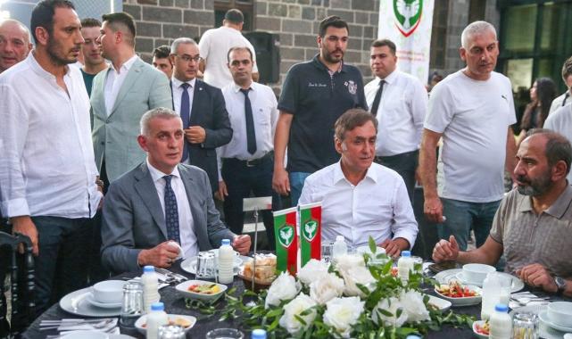 İbrahim Hacıosmanoğlu, DEM'li başkanlara Milli Takım forması hediye etti