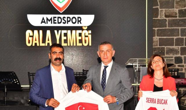 İbrahim Hacıosmanoğlu, DEM'li başkanlara Milli Takım forması hediye etti