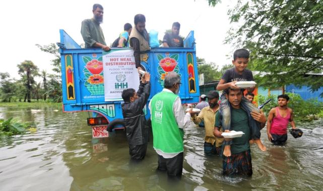 İHH yardıma koştu: Bangladeş’teki büyük selden 4,5 milyon kişi etkilendi