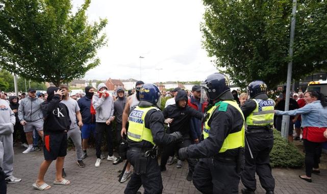 İngiltere'de aşırı sağcı şiddet olayları: 92 gözaltı