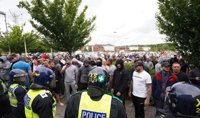 İngiltere'de aşırı sağcı şiddet olayları: 92 gözaltı