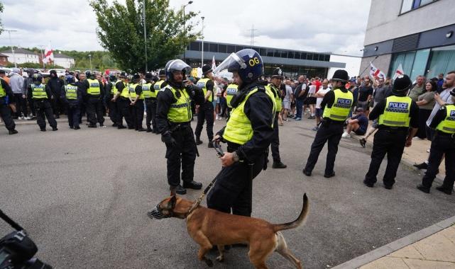 İngiltere'de aşırı sağcı şiddet olayları: 92 gözaltı