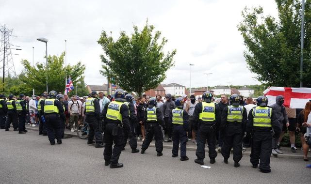 İngiltere'de aşırı sağcı şiddet olayları: 92 gözaltı