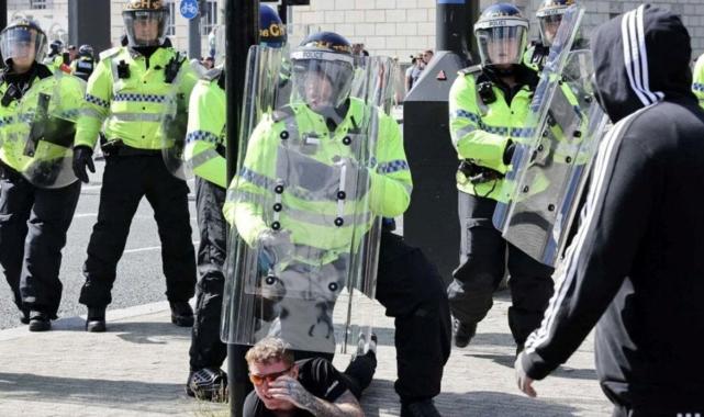 İngiltere'de aşırı sağcı şiddet olayları: 92 gözaltı