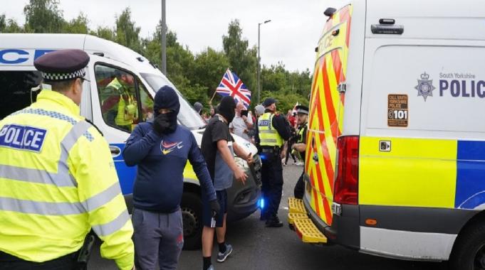 İngiltere&#039;de aşırı sağcı şiddet olayları: 92 gözaltı