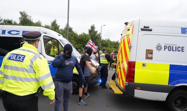 İngiltere'de aşırı sağcılar, sığınmacıların kaldığı oteli yakmaya çalıştı