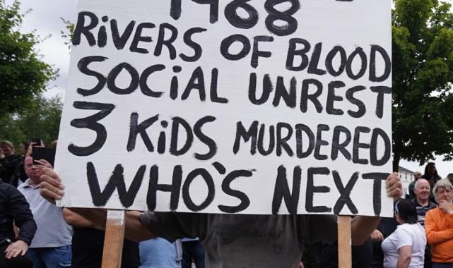 İngiltere'de aşırı sağcılar, sığınmacıların kaldığı oteli yakmaya çalıştı