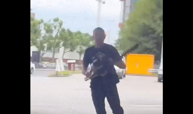 İngiltere'de testereli ırkçı saldırgan yakalandı