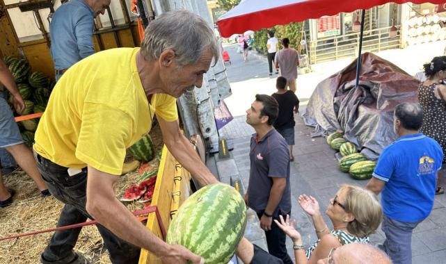İstanbul'da 25 ton karpuzu ücretsiz dağıttı: Vatandaş bol bol yesin