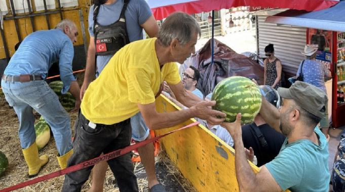 İstanbul&#039;da 25 ton karpuzu ücretsiz dağıttı: Vatandaş bol bol yesin