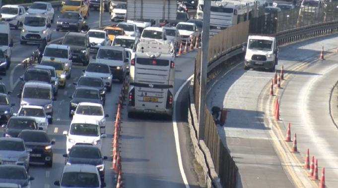 İstanbul&#039;da &quot;Beyaz yol&quot; çalışması nedeniyle trafik yoğunluğu