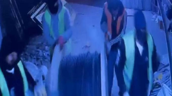 İstanbul&#039;da inşaat görevlisini silahla rehin alıp 800 bin liralık malzeme çaldılar