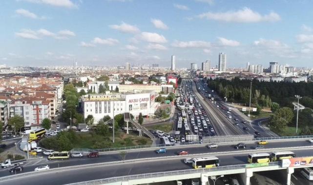 İstanbul'da metrobüs hattındaki yol çalışması trafiğe neden oldu