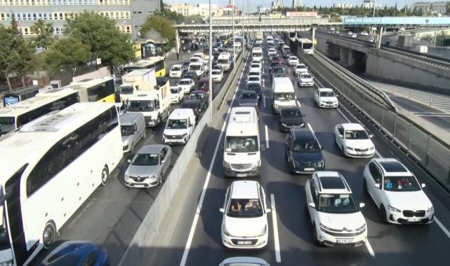 İstanbul'da metrobüs hattındaki yol çalışması trafiğe neden oldu