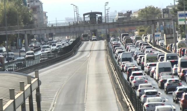 İstanbul'da metrobüs hattındaki yol çalışması trafiğe neden oldu