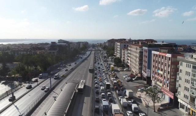 İstanbul'da metrobüs hattındaki yol çalışması trafiğe neden oldu