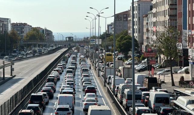 İstanbul'da metrobüs hattındaki yol çalışması trafiğe neden oldu