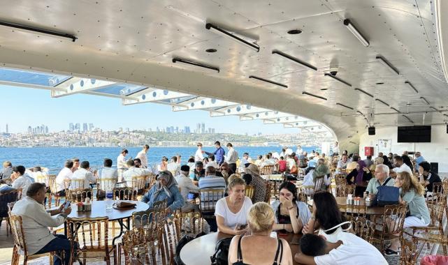 İstanbul’da öğrenci yurtlarında kalan emekliler boğaz turu yaptı