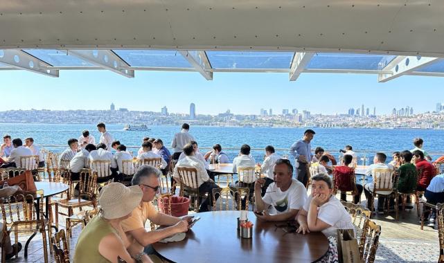 İstanbul’da öğrenci yurtlarında kalan emekliler boğaz turu yaptı