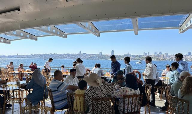 İstanbul’da öğrenci yurtlarında kalan emekliler boğaz turu yaptı