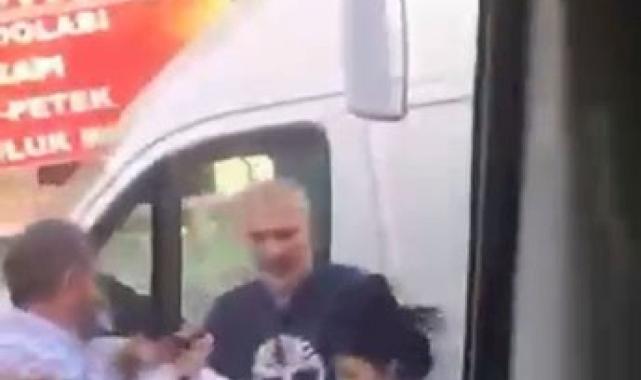 İstanbul'da yol vermeyen servis aracına kaskla saldırdılar