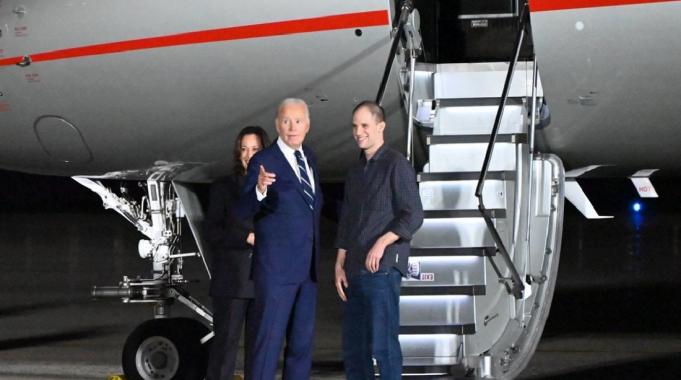 Joe Biden, Ankara'daki takas operasyonuyla ABD'ye dönenleri karşıladı